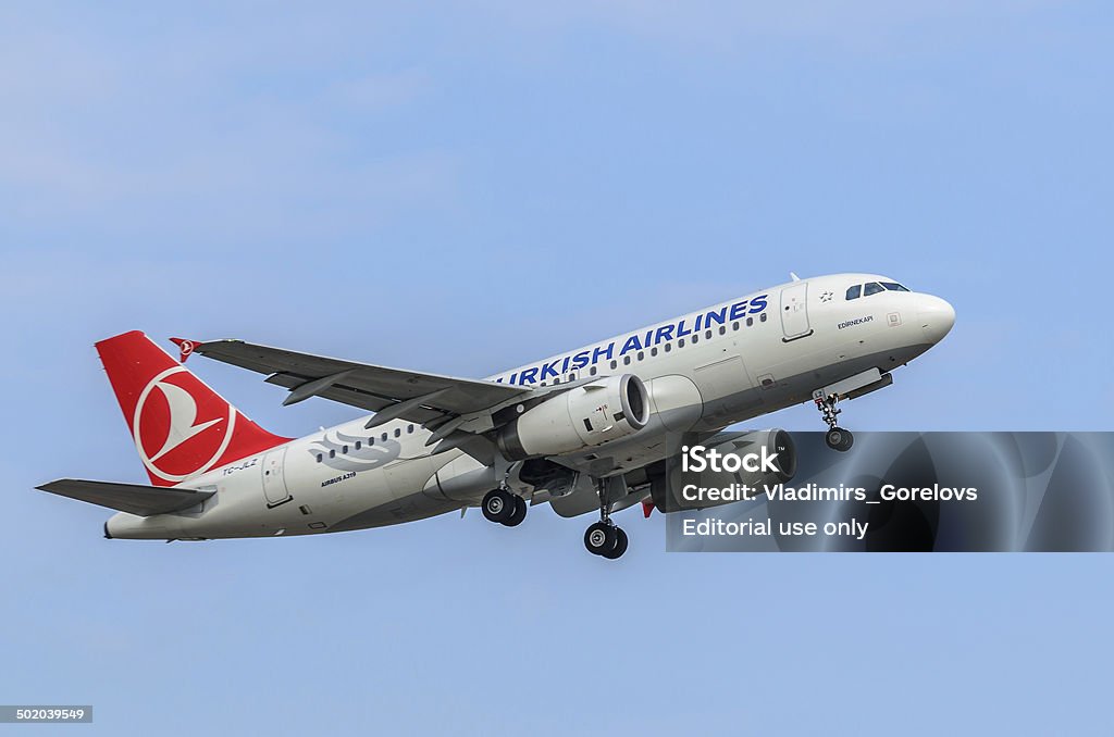 Airbus A319 Wznosić się, Ryga International Airport - Zbiór zdjęć royalty-free (Turkish Airlines)