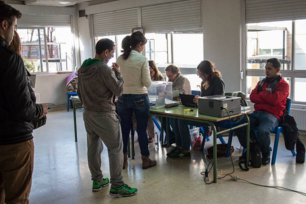 eleitores fila no colégio eleitoral dos estados unidos no dia das eleições gerais na espanha - electoral - fotografias e filmes do acervo