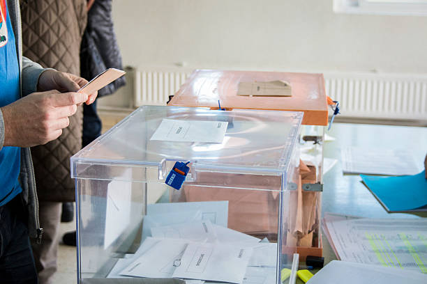 urns elettorale in collegio elettorale in spagnolo elezioni generali giorno - electoral foto e immagini stock