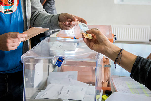 o grau de mostrar seu cartão de identidade próximo às urnas nas eleições - electoral - fotografias e filmes do acervo