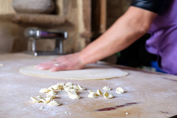 ohrenförmige nudeln - orecchiette stock-fotos und bilder