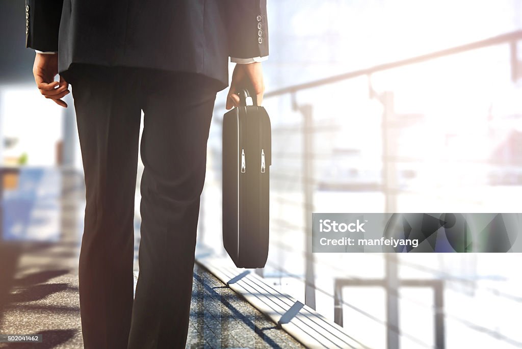 Geschäftsreisende mit Gepäck zu Fuß in Flughafen - Lizenzfrei Abschied Stock-Foto