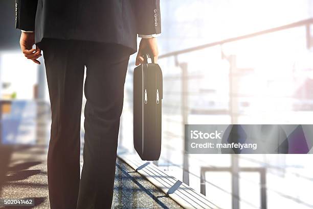 Geschäftsreisende Mit Gepäck Zu Fuß In Flughafen Stockfoto und mehr Bilder von Abschied - Abschied, Geschäftsleben, Großunternehmen