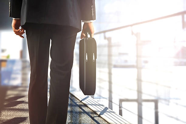 los viajeros de negocios con equipaje caminando en el aeropuerto - men briefcase business bag fotografías e imágenes de stock