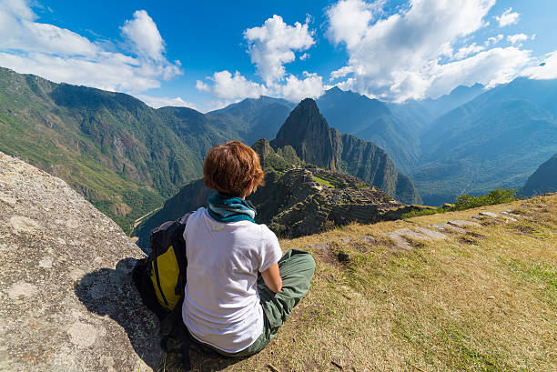 touristes à la recherche de machu picchu de dessus, au pérou - footpath field nature contemplation photos et images de collection