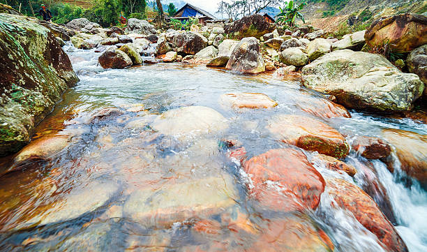 fiume rapido con grande pietra boulders - john garner foto e immagini stock