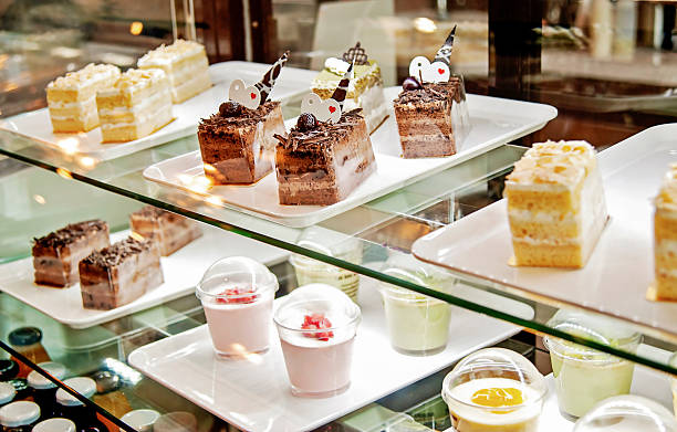 torta visualizzato nella finestra del negozio di dolciumi (dolci) o cafe - torta alla crema foto e immagini stock