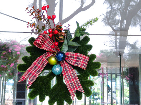 Foto de Decoração De Natal Na Porta De Vidro e mais fotos de stock de 2015  - 2015, Artigo de decoração, Casa - iStock