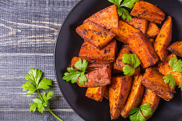 su caseras batatas con especias y hierbas. - sweet potato french fries yam baked fotografías e imágenes de stock