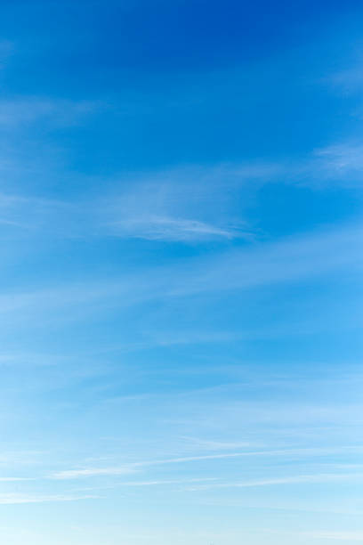 beau ciel avec nuages blancs.   arrière-plan - ciel bleu photos et images de collection