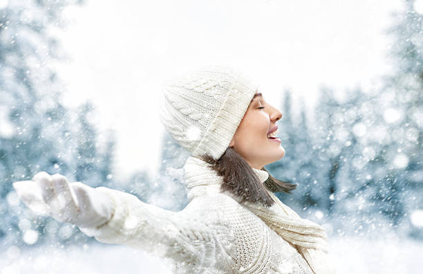 женщина в зимние ходьбы - winter beauty cold women стоковые фото и изображения