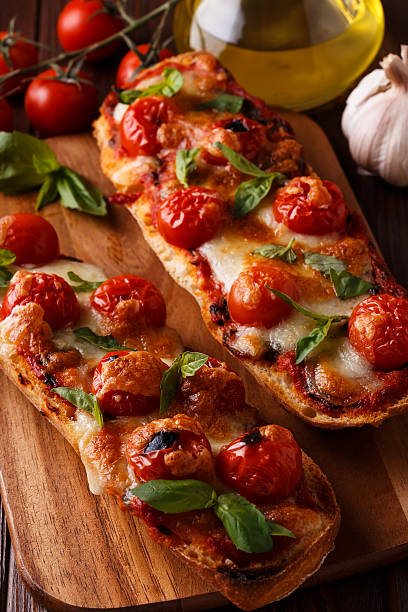 pizzas margarita - french bread pizza photos et images de collection