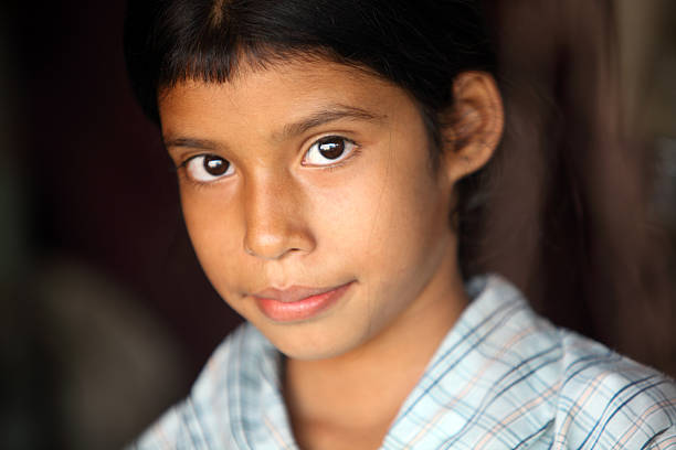 portrait de fille indienne traditionnelle - child asian and indian ethnicities facial expression asia photos et images de collection