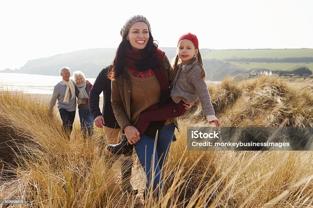 Multi génération famille dans les Dunes de sable sur la plage d'hiver - Photo de Famille libre de droits