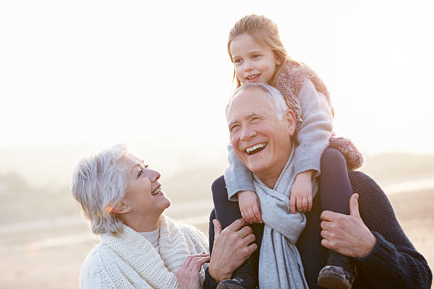 dziadków i wnuczka spacer na plaży zimowych - grandparent multi generation family family child zdjęcia i obrazy z banku zdjęć