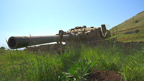 istock Large-caliber gun on old destroyed tank beside the Syrian border 502055751