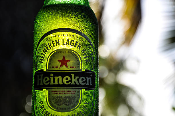 бутылка пива heineken в солнечный свет - аитутаки фотографии стоковые фото и изображения