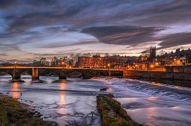 강 디 있는 체스터 야간에만 - chester england 이미지 뉴스 사진 이미지