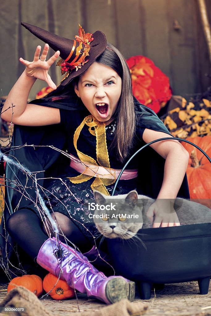 Bambino celebrare Halloween - Foto stock royalty-free di Allegro