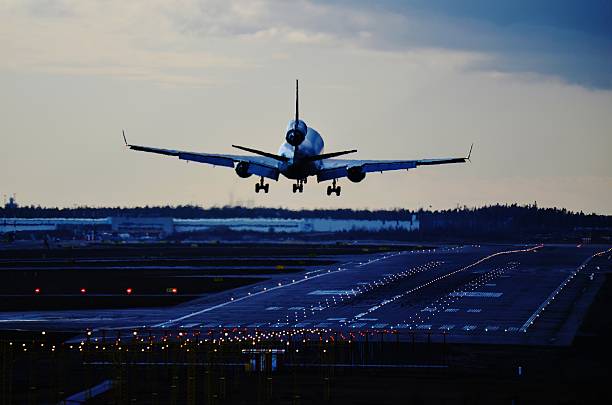 avión landing - runway airplane landing landing light fotografías e imágenes de stock