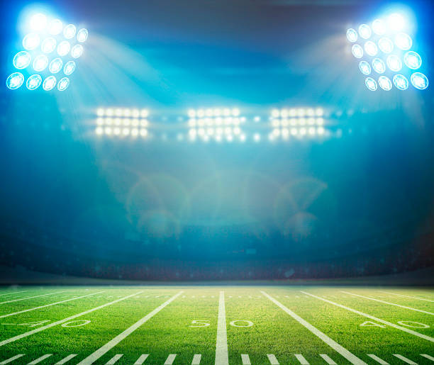 stade de football de éclairés avec gros plan sur le terrain - illuminé par projecteur photos et images de collection