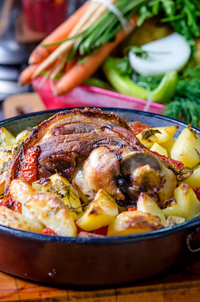 Gegrilltes Schweinefleisch mit Kartoffeln und Gemüse. – Foto