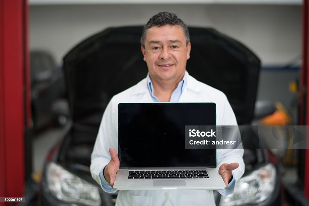 Mechaniker hält ein computer - Lizenzfrei Halten Stock-Foto