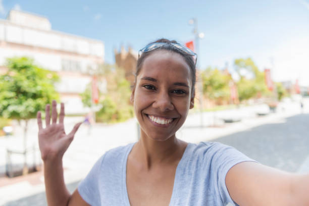 junge frau ein selfie der first nations - indigenous culture aborigine australia australian culture stock-fotos und bilder