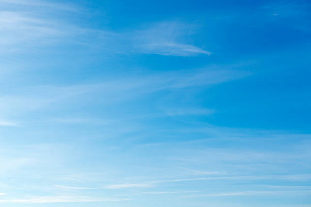 schöne himmel mit weißen wolken.  hintergrund. - abstract air atmosphere stratosphere stock-fotos und bilder