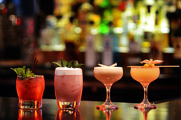 craft cocktail-auswahl an gut beleuchtete bar - cocktail stock-fotos und bilder