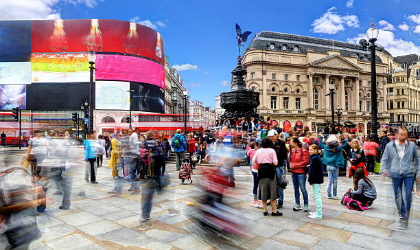 longa exposição diurna em piccadilly circus - retail london england uk people imagens e fotografias de stock