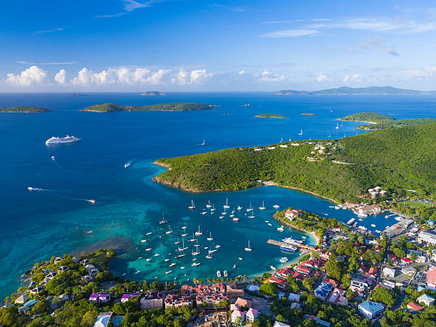 vue aérienne de cruz bay, st. john dans les îles vierges américaines - mer des caraïbes photos et images de collection