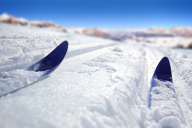 ski de fond - ski track powder snow track snow photos et images de collection