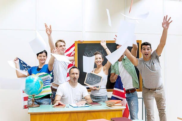 skupina studentů slavící poslední den škol - studující sociální role - stock snímky, obrázky a fotky