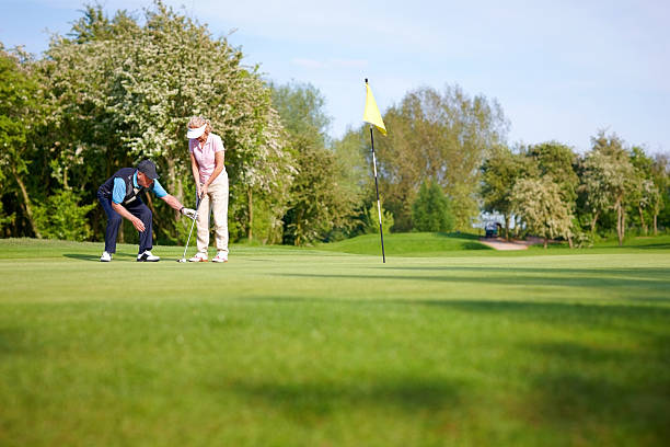 golfe pro ensinar a correcta colocação de filme - golf expertise professional sport men imagens e fotografias de stock