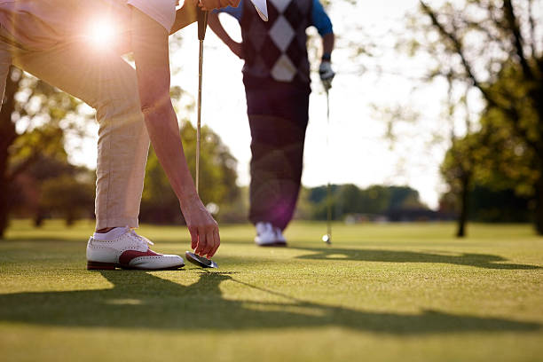 recuperación de pelota de golf mujer jugador de orificio pasante - short game fotografías e imágenes de stock