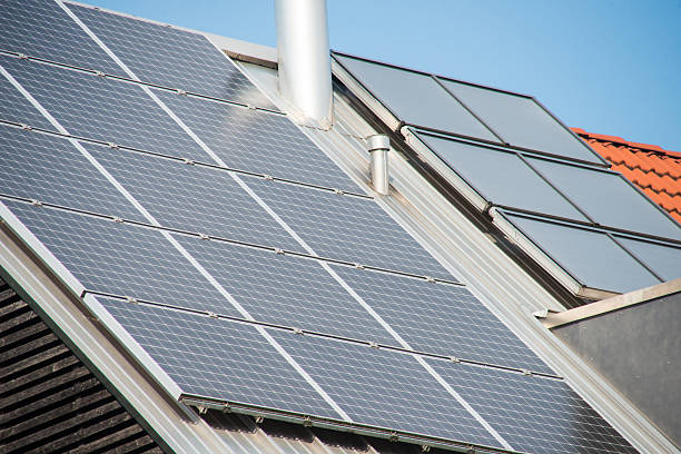 painéis solares no telhado - energyroof - fotografias e filmes do acervo