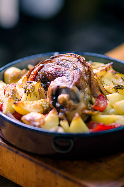 Porco grelhado com Batata e produtos hortícolas. - fotografia de stock