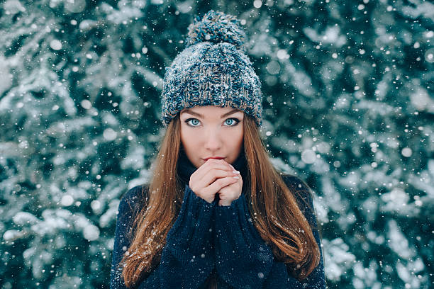 retrato de la hermosa chica de navidad - wind scarf women people fotografías e imágenes de stock