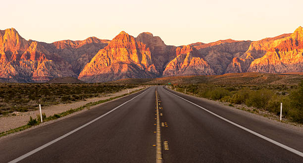 two lane highway red rock canyon las vegas, nevada, usa - empty nobody two lane highway highway stock-fotos und bilder