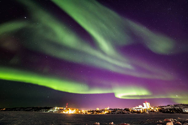 aurora boreal sobre yellowknife - yellowknife fotografías e imágenes de stock