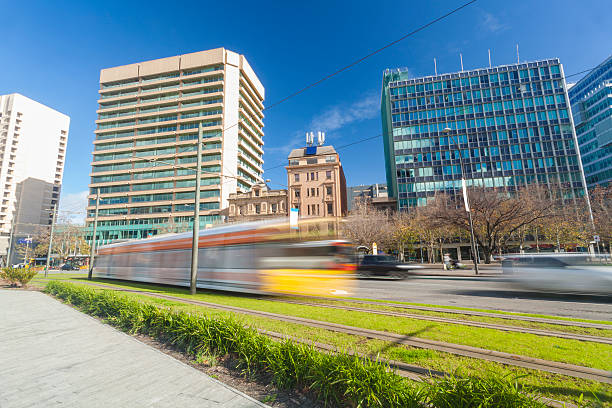 tramwaj w nowoczesnym zielone miasto - blurred motion street car green zdjęcia i obrazy z banku zdjęć