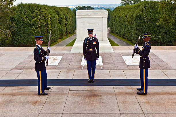 ändern die wache auf dem arlington national cemetery in washington - arlington national cemetery arlington virginia cemetery national landmark stock-fotos und bilder