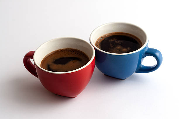 dois copos de coffe - cup coffee pot coffee coffee cup imagens e fotografias de stock