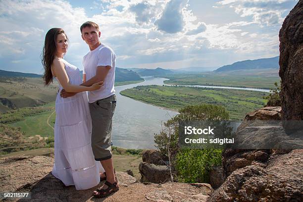 Junges Paar Umarmen In Der Berge Stockfoto und mehr Bilder von Berg - Berg, Entspannung, Erwachsene Person