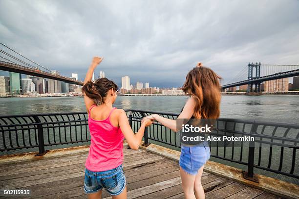 Photo libre de droit de Deux Jeunes Filles Sœurs Regardant À Manhattan En Orage banque d'images et plus d'images libres de droit de 10-11 ans