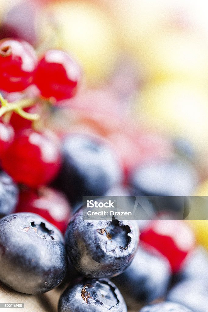 Arándano, grosella roja, fruta baya primer plano sobre fondo de madera - Foto de stock de Alimento libre de derechos