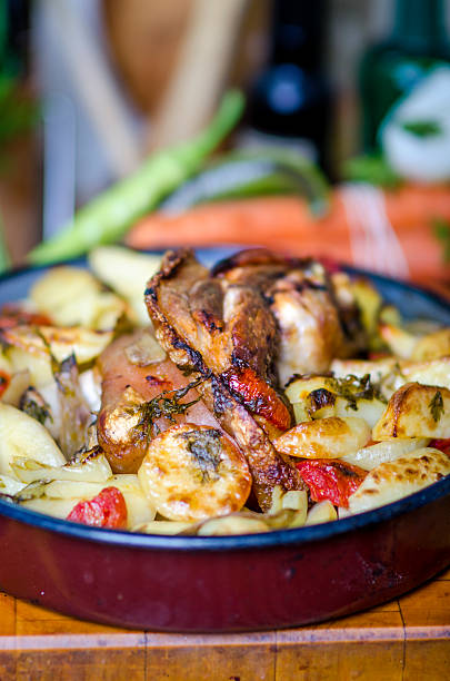 Porco grelhado com Batata e produtos hortícolas. - fotografia de stock