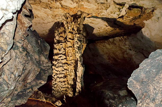 rock formation à l'intérieur de la grotte magura rabisha près du village - geological feature cave sedimentary rock limestone photos et images de collection