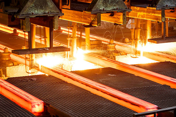 heißen stahl auf förderband in steel mill - stahlwerk stock-fotos und bilder